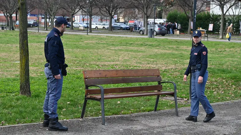 La panchina del parco dove è stato trovato l'uomo - Foto Gabriele Strada/Neg © www.giornaledibrescia.it