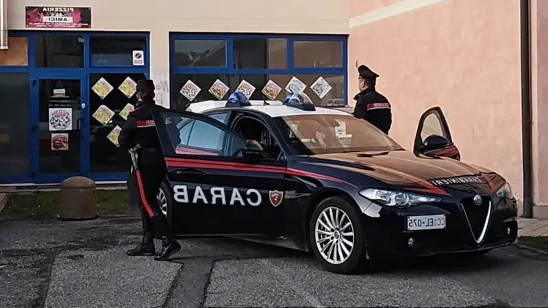 I carabinieri davanti alla pizzeria entrata nel mirino del ladro