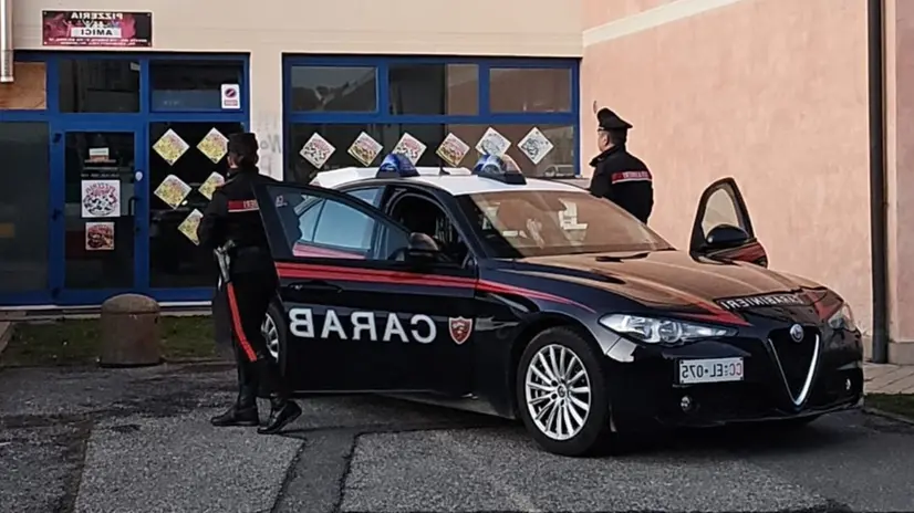 I carabinieri davanti alla pizzeria entrata nel mirino del ladro