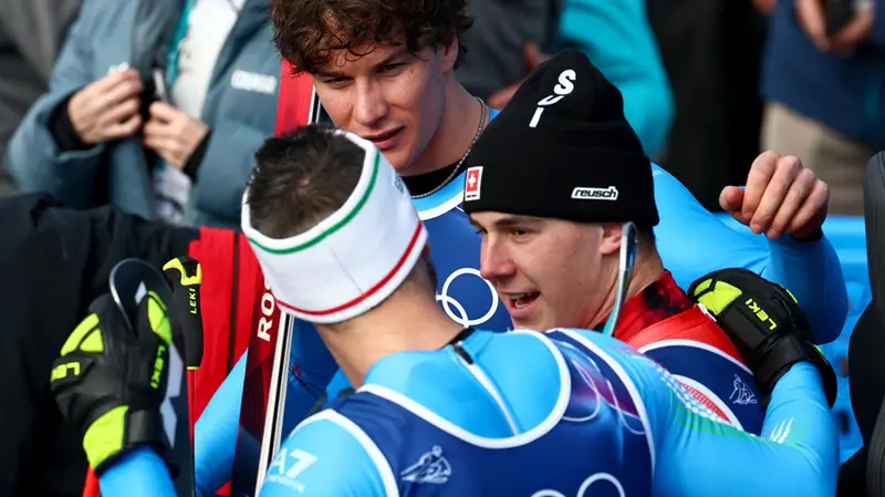 Franzoni con Von Allmen e Paris al traguardo - Foto Ansa/Epa/Anna Szilagyi © www.giornaledibrescia.it