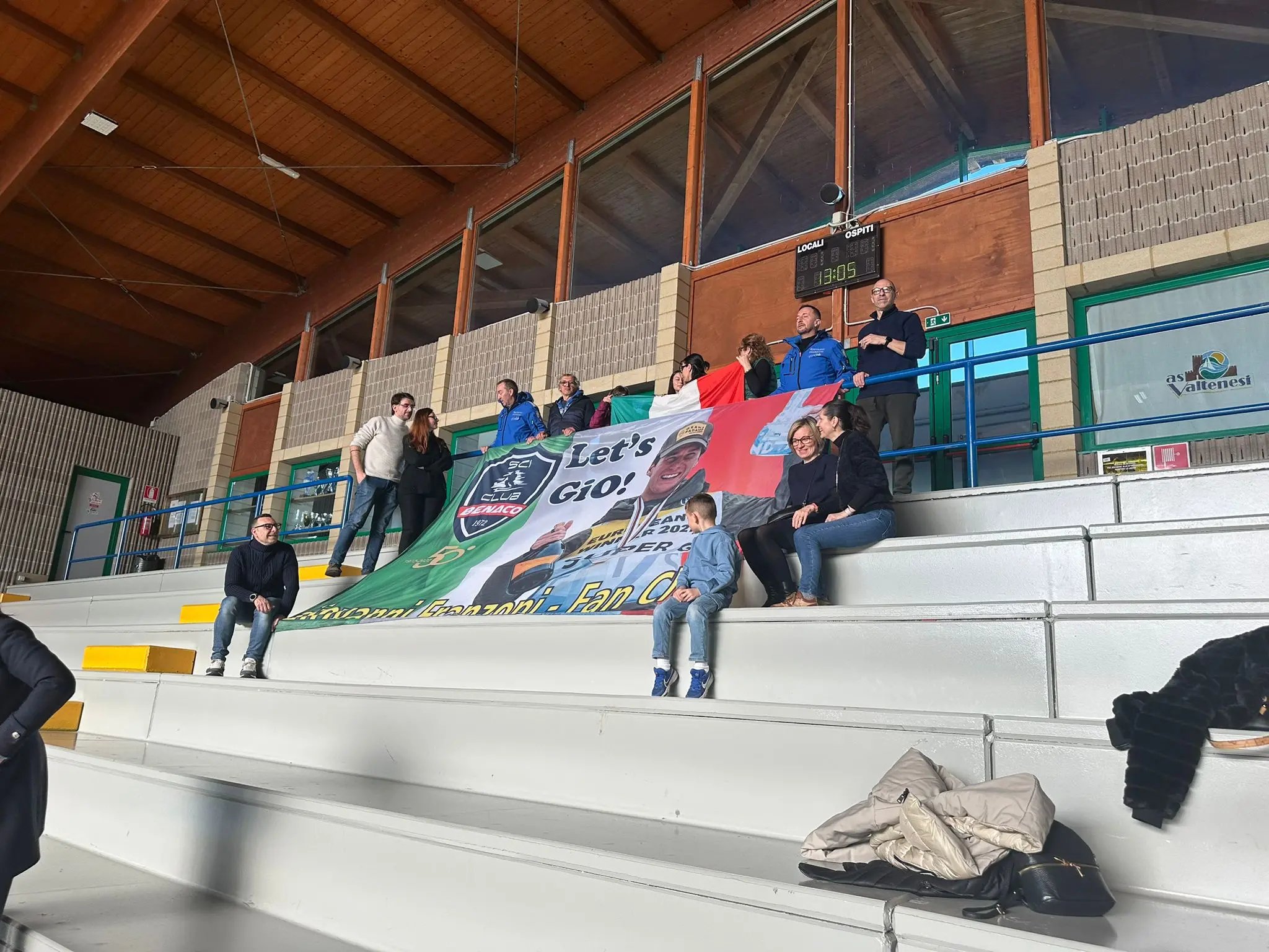 A Manerba i concittadini tifano Franzoni davanti al maxischermo