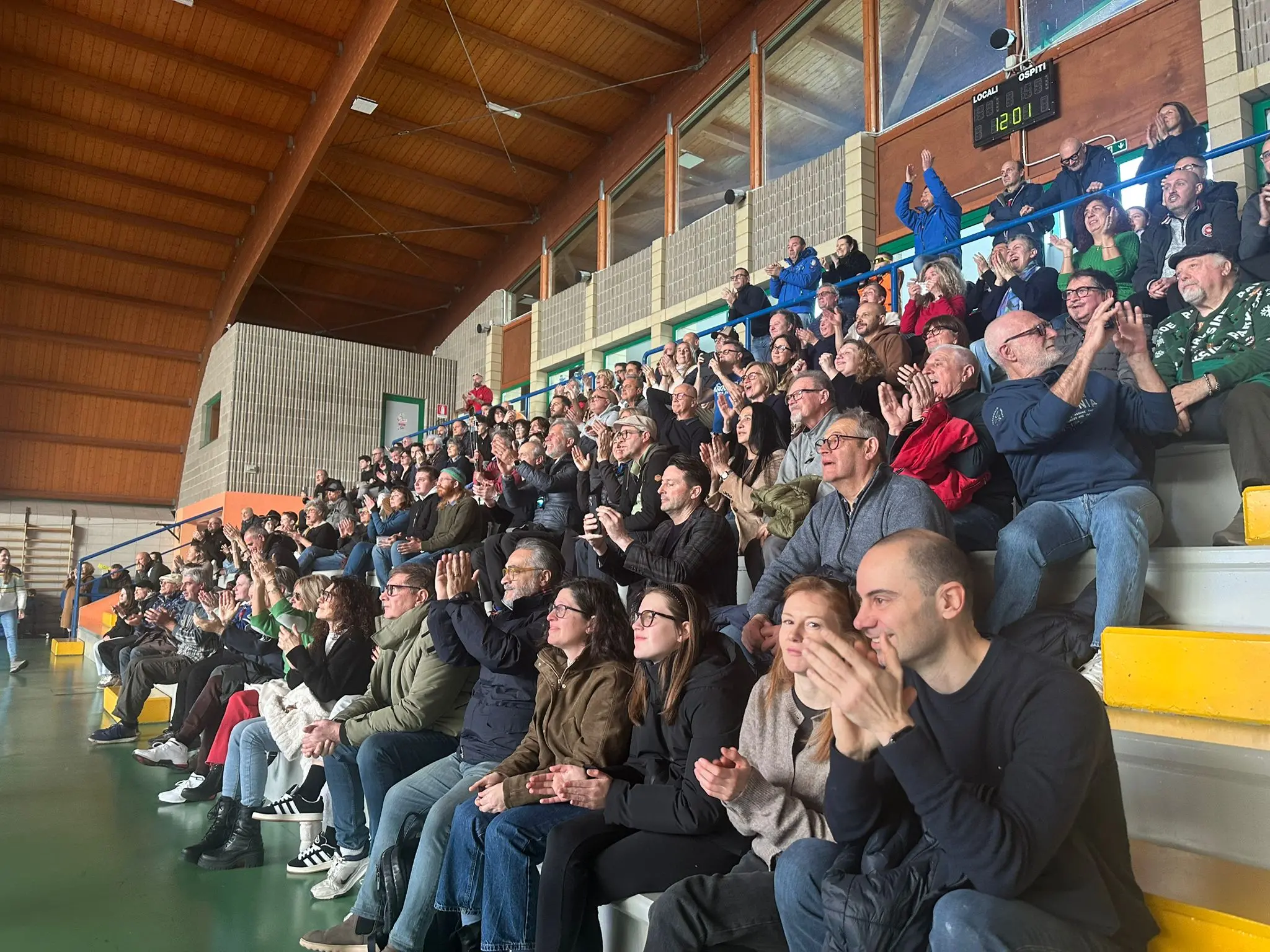 A Manerba i concittadini tifano Franzoni davanti al maxischermo