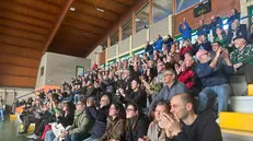 A Manerba i concittadini tifano Franzoni davanti al maxischermo