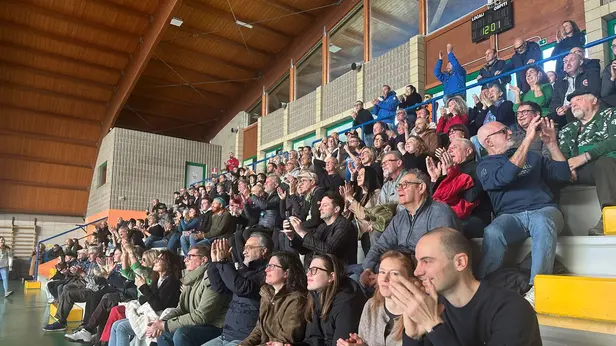 A Manerba i concittadini tifano Franzoni davanti al maxischermo