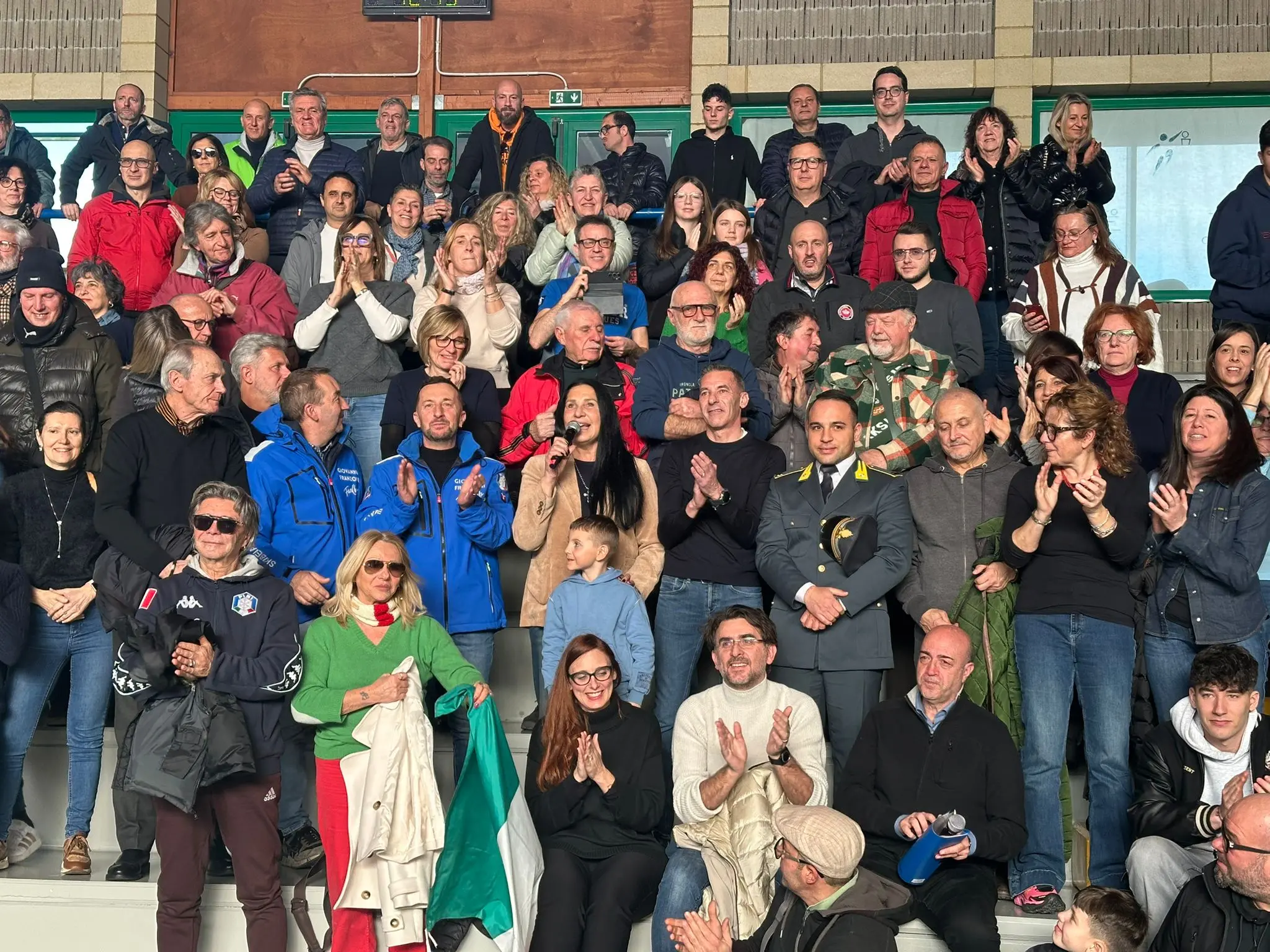 A Manerba i concittadini tifano Franzoni davanti al maxischermo