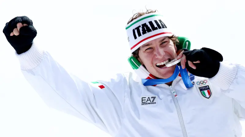 epa12712439 Silver medalist Giovanni Franzoni of Italy celebrates during the medal ceremony after the Men's Downhill of the Alpine Skiing competition, at the Milano Cortina 2026 Winter Olympic Games, Stelvio ski centre in Bormio, Italy, 07 February 2026. EPA/ANNA SZILAGYI