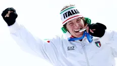 Giovanni Franzoni sul podio con la medaglia d'argento - Foto Ansa/Epa/Anna Szilagyi © www.giornaledibrescia.it