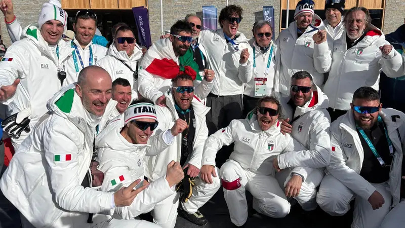 Franzoni festeggia con il team - Foto Fisi