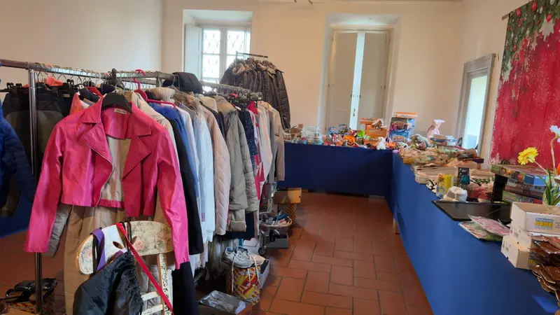 Alcuni oggetti e capi d'abbigliamento donati