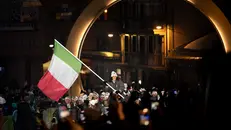 Federica Brignone, portabandiera durante la cerimonia - Foto Ansa © www.giornaledibrescia.it