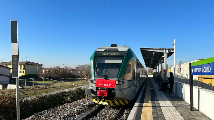 La fermata suburbana al Villaggio Violino della linea Brescia-Iseo-Edolo - © www.giornaledibrescia.it