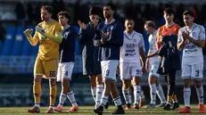 I giocatori sotto la curva ospiti - Foto New Reporter Comincini © www.giornaledibrescia.it