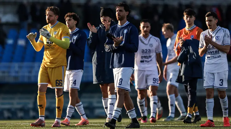 I giocatori sotto la curva ospiti - Foto New Reporter Comincini © www.giornaledibrescia.it