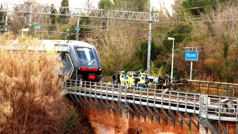 Le verifiche della Polizia sui binari - Ansa © www.giornaledibrescia.it