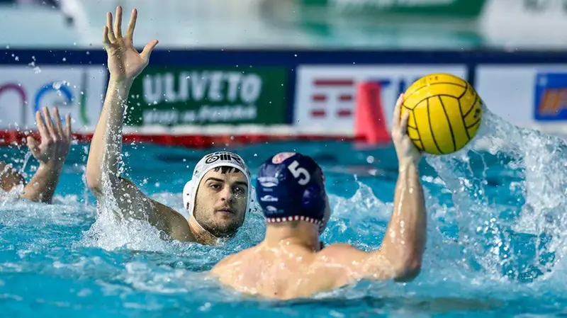 Dolce cerca di mettere pressione a un avversario - Foto Andrea Masini