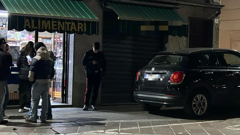 L'alimentari dove è avvenuta l'aggressione a Lumezzane, in piazza Diaz