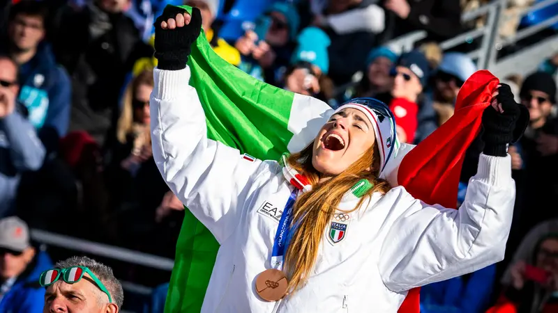 epa12716185 Bronze medalist Sofia Goggia of Italy celebrates after the medals ceremony of the women's Alpine Skiing Downhill race at the 2026 Olympic Winter Games at the Tofane Alpine Skiing Center in Cortina d'Ampezzo, Italy, 08 February 2026.  EPA/JEAN-CHRISTOPHE BOTT