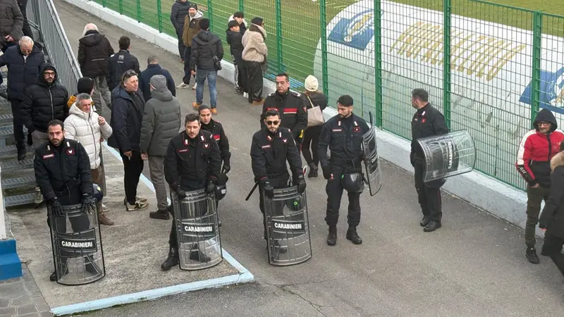 Il servizio d'ordine all'interno dello stadio di Palazzolo - © www.giornaledibrescia.it