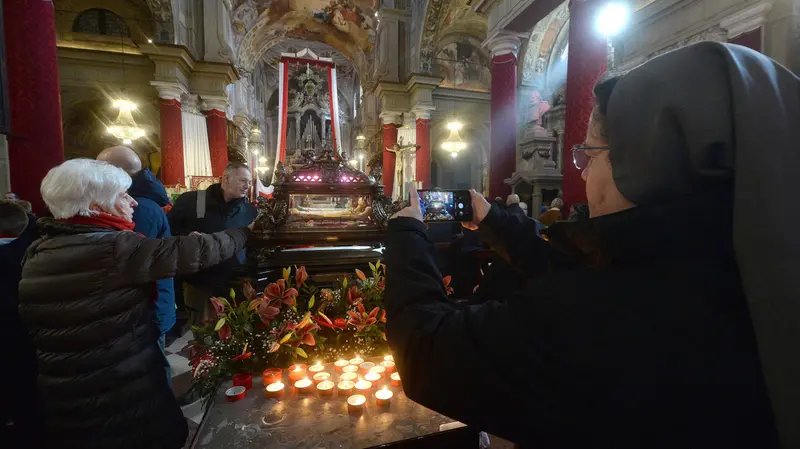 L’esposizione delle reliquie dei santi Faustino e Giovita nella chiesa a loro dedicata - © www.giornaledibrescia.it