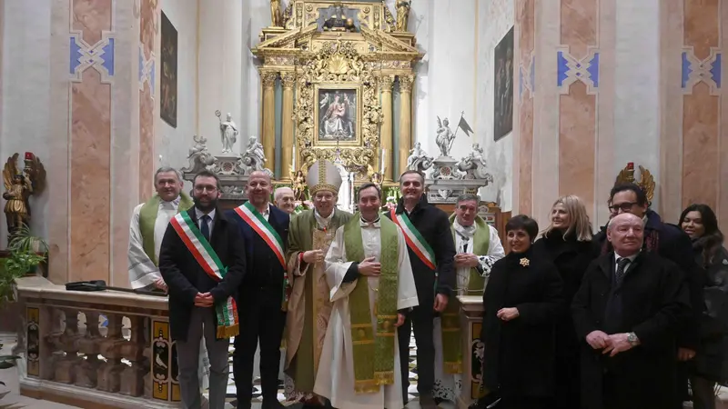 Il cardinale Re con parroci e sindaci - Foto di Marco Ortegni New Eden Group © www.giornaledibrescia.it