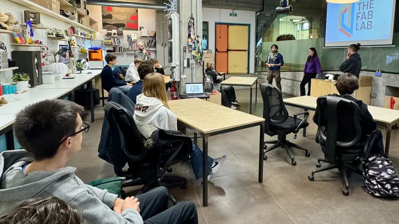 I ragazzi del Luzzago in visita a The FabLab, negli spazi di Talent Garden Calabiana a Milano