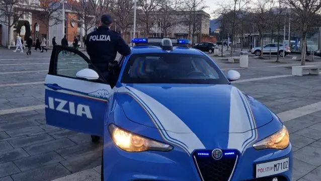 Polizia davanti all'ospedale Civile - © www.giornaledibrescia.it