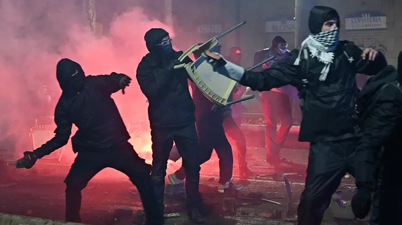 Scontri tra manifestanti e forze dell’ordine a Torino - Foto Ansa/Alessandro Di Marco