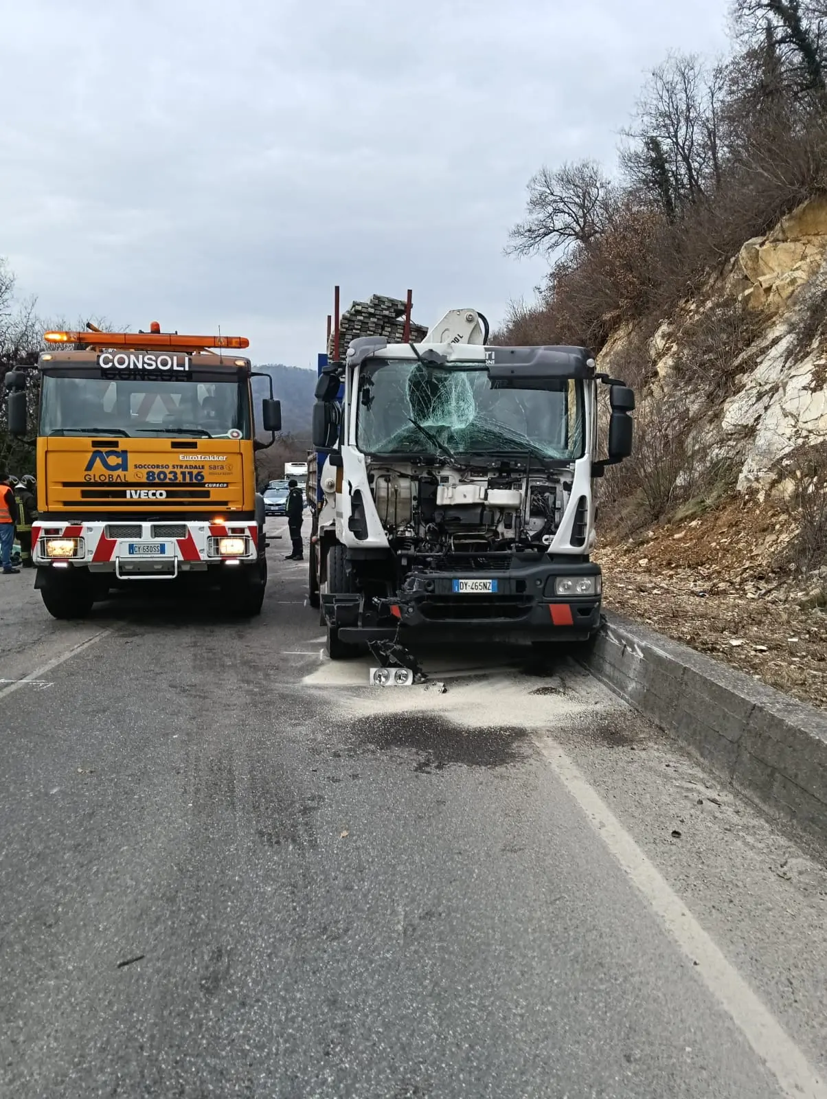Lo scontro sulla sp 19 tra mezzi pesanti: l'intervento dei Vigili del fuoco