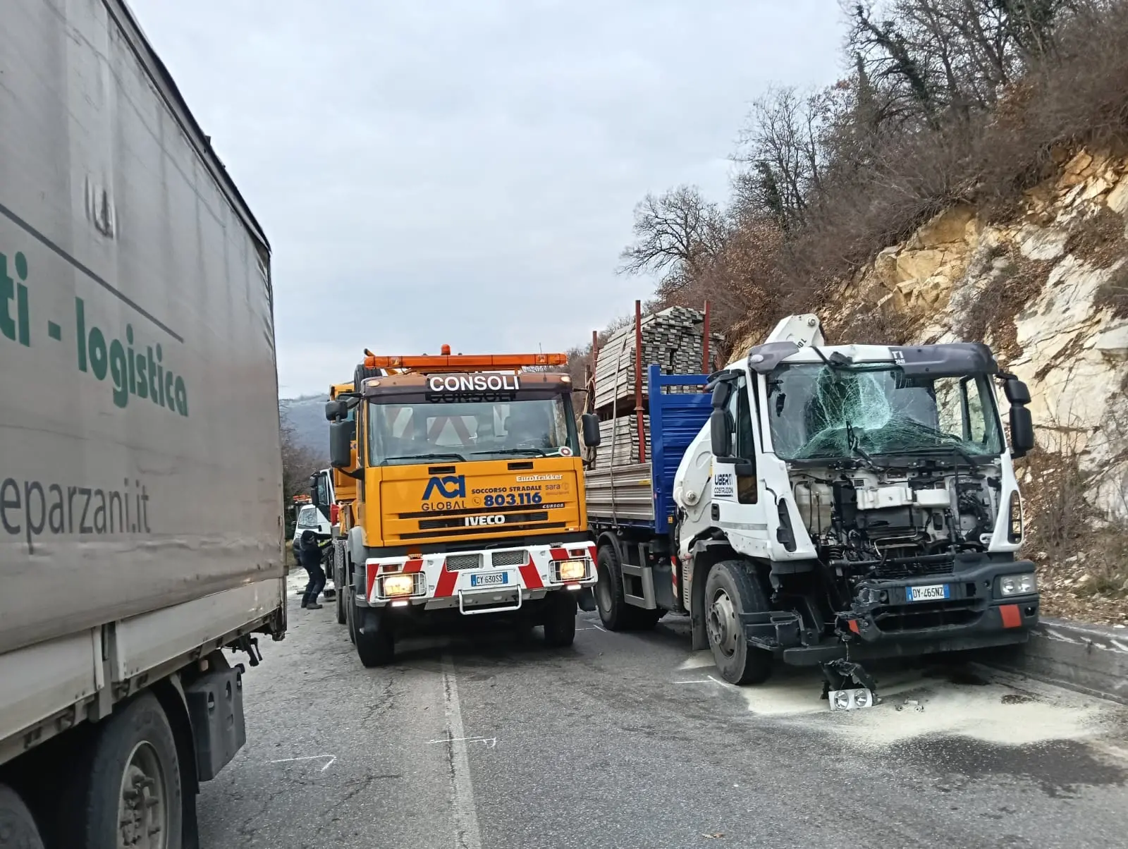 Lo scontro sulla sp 19 tra mezzi pesanti: l'intervento dei Vigili del fuoco