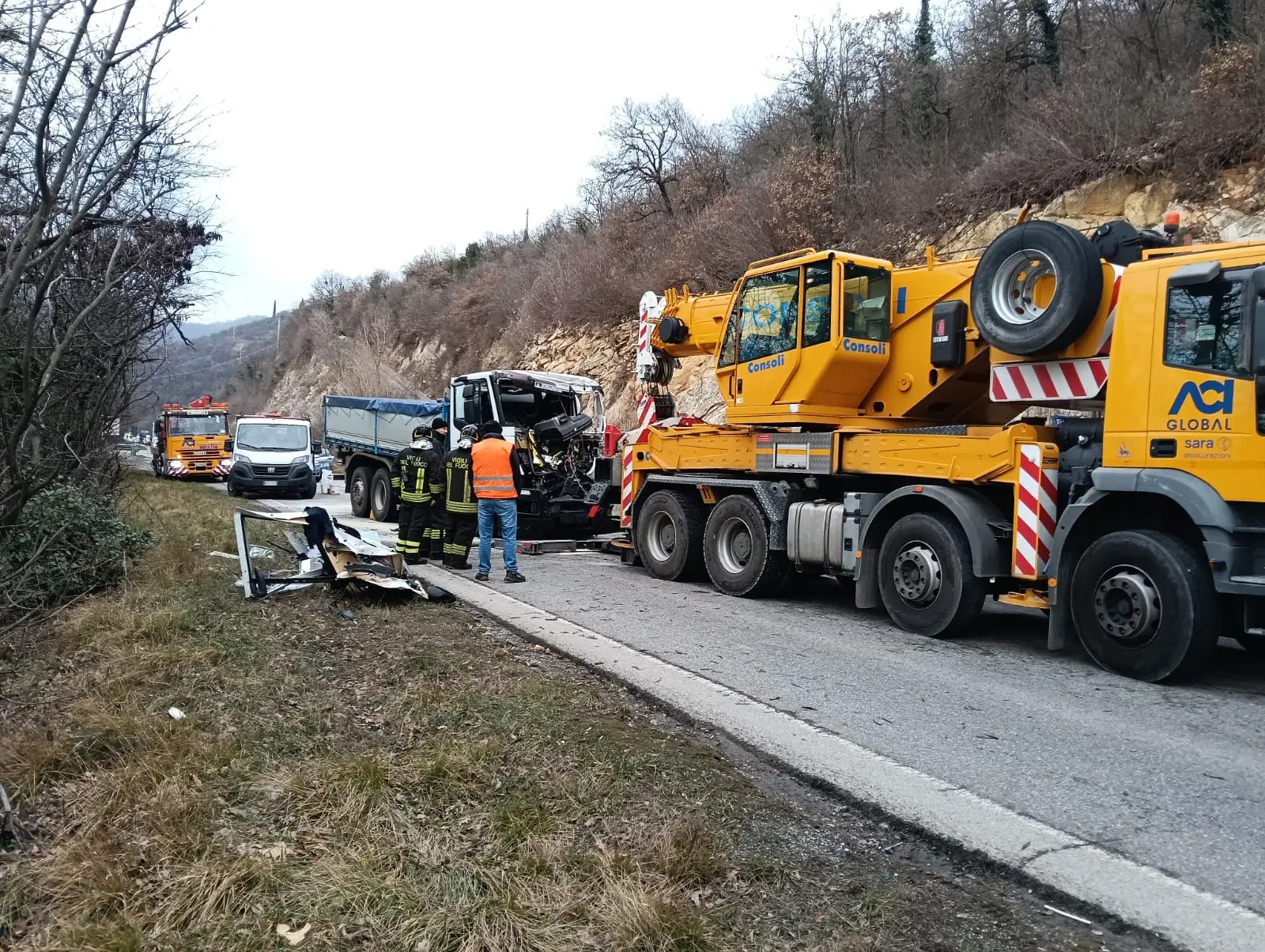 Lo scontro sulla sp 19 tra mezzi pesanti: l'intervento dei Vigili del fuoco