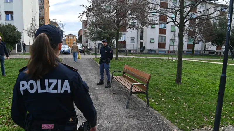 Polizia al parco Caduti di Nassiriya, dove è stato trovato il secondo clochard - Foto Gabriele Strada/Neg © www.giornaledibrescia.it