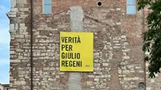 Lo striscione appeso su Palazzo Loggia - © www.giornaledibrescia.it