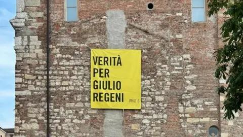 Lo striscione appeso su Palazzo Loggia - © www.giornaledibrescia.it