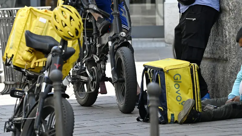 Alcuni rider in strada - Foto Ansa/Daniel Dal Zennaro © www.giornaledibrescia.it