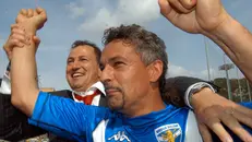 De Biasi raggiante con Baggio a Siena nel 2004 - Foto Reporter Zanardelli © www.giornaledibrescia.it