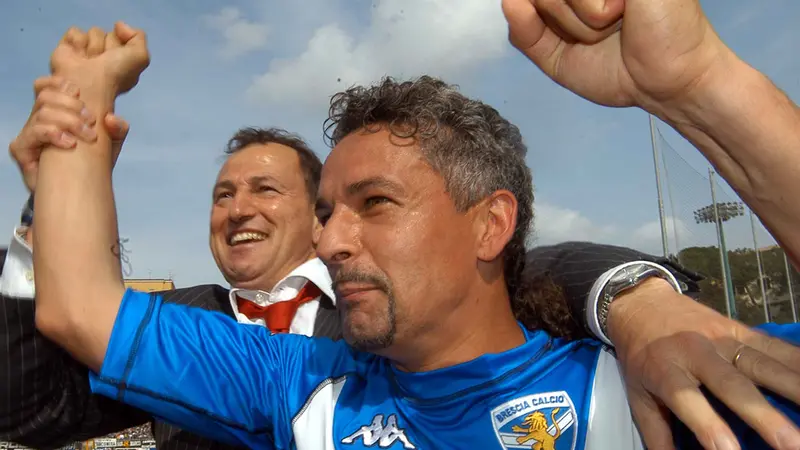 De Biasi raggiante con Baggio a Siena nel 2004 - Foto Reporter Zanardelli © www.giornaledibrescia.it