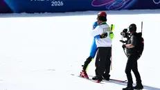 All'arrivo Giovanni Franzoni consola il compagno di combinata a squadre Vinatzer - Foto Epa/Anna Szilagyi © www.giornaledibrescia.it