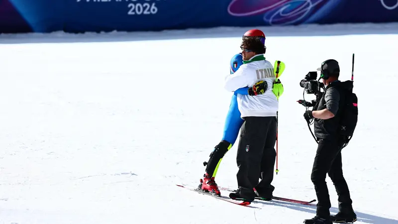 All'arrivo Giovanni Franzoni consola il compagno di combinata a squadre Vinatzer - Foto Epa/Anna Szilagyi © www.giornaledibrescia.it