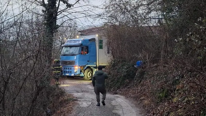 Il camion incastrato ad Agnosine - © www.giornaledibrescia.it