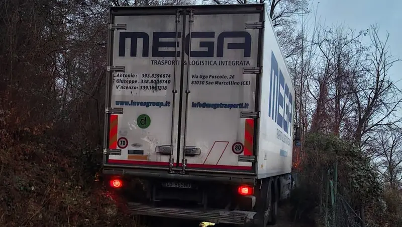 La strada bloccata dal camion - © www.giornaledibrescia.it