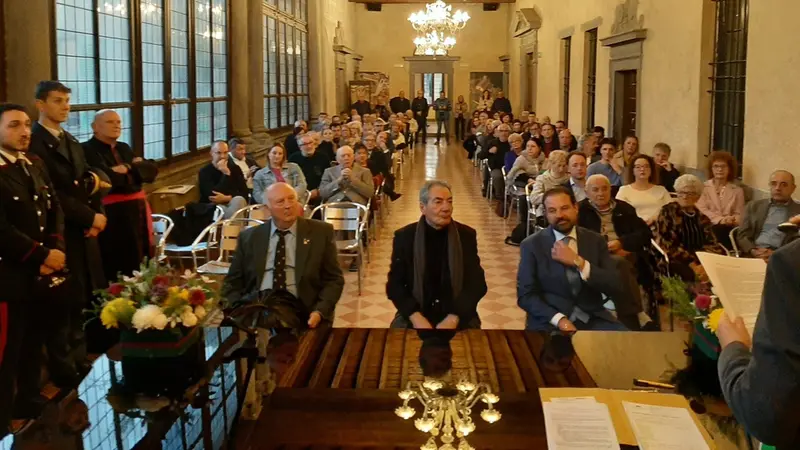 Al centro l'artista Beppe Bonetti - © www.giornaledibrescia.it