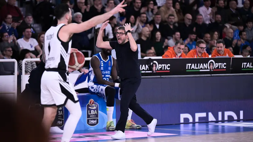 Coach Matteo Cotelli durante il match contro la Virtus Bologna - Foto New Reporter Checchi © www.giornaledibrescia.it