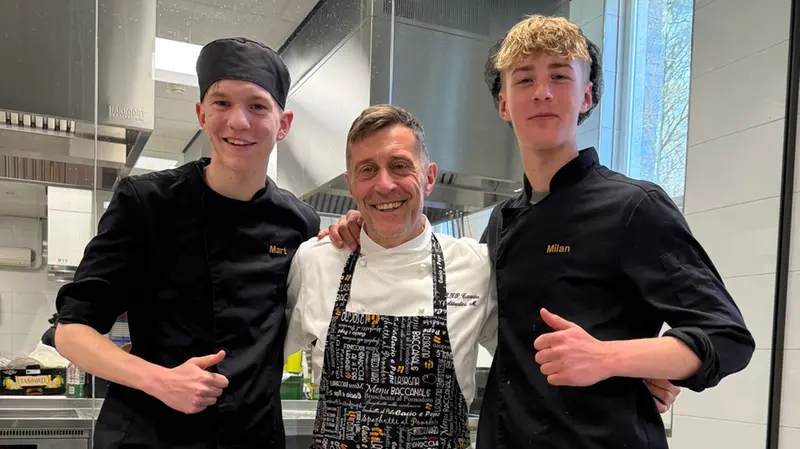 Il prof Abbondini con alcuni studenti del Cfp Canossa