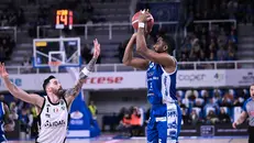 C.J. Massinburg, il tiro è contestato da Vildoza - Foto New Reporter Checchi © www.giornaledibrescia.it