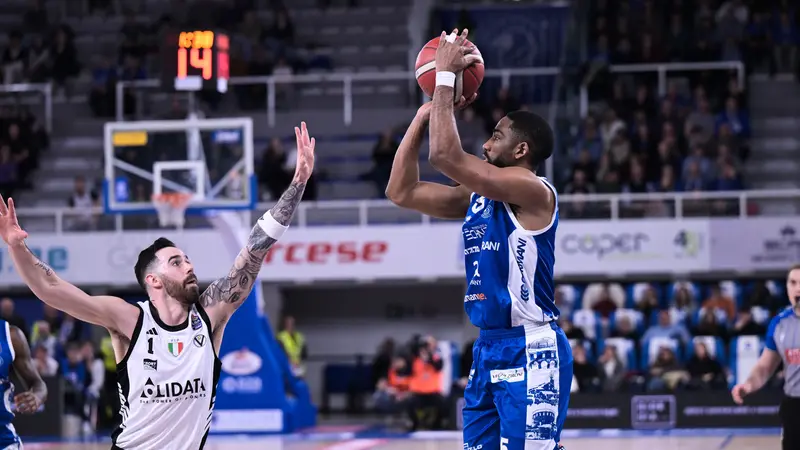 C.J. Massinburg, il tiro è contestato da Vildoza - Foto New Reporter Checchi © www.giornaledibrescia.it