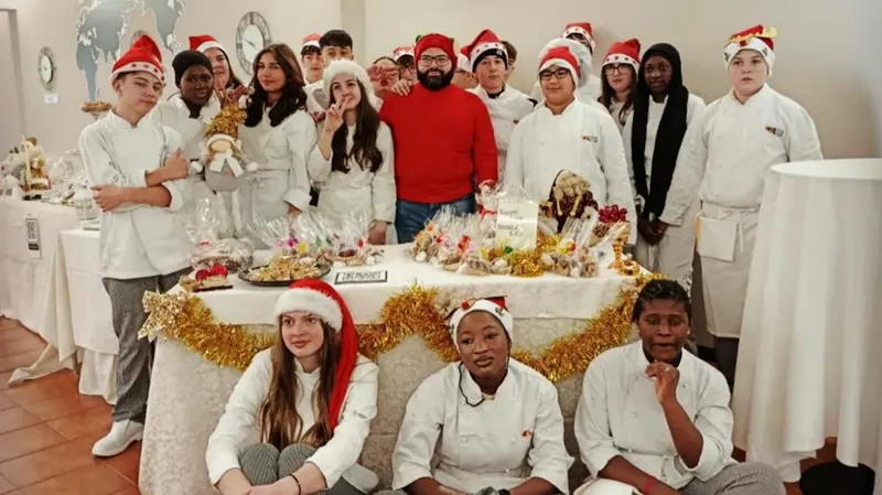 I ragazzi di cucina dell'istituto Perlasca con i dolci preparati a Natale