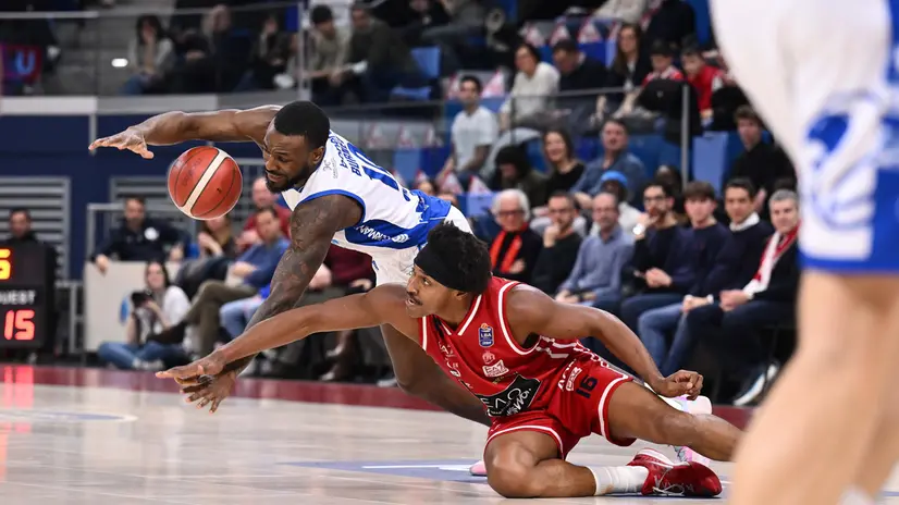 Jason Burnell della Germani e Zach Leday dell'Olimpia Milano  - © Foto M.Ceretti / Ciamillo-Castoria