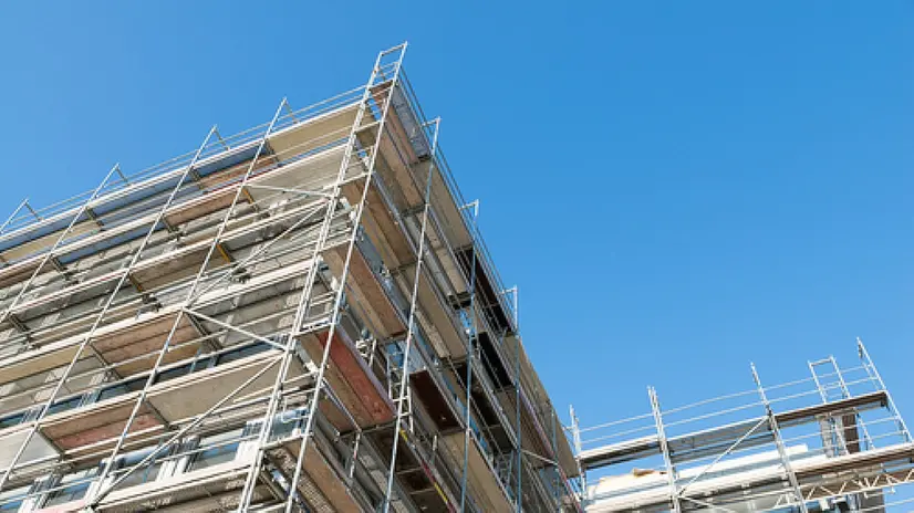 Un condominio in ristrutturazione - © www.giornaledibrescia.it