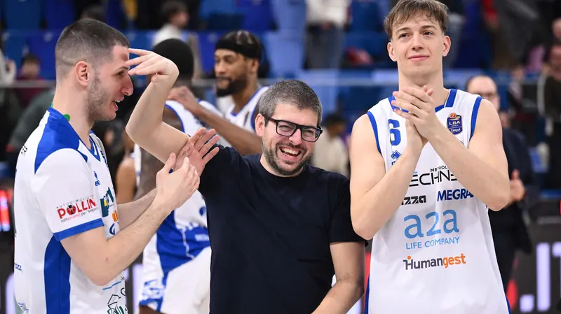 Matteo Cotelli con i suoi giocatori: per il coach una prima stagione strepitosa da capo allenatore - Foto Ciamillo Castoria © www.giornaledibrescia.it