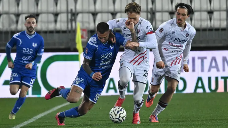 Crespi, migliore in campo per i biancazzurri, protagonista di un contrasto - Foto New Reporter Pasotti © www.giornaledibrescia.it